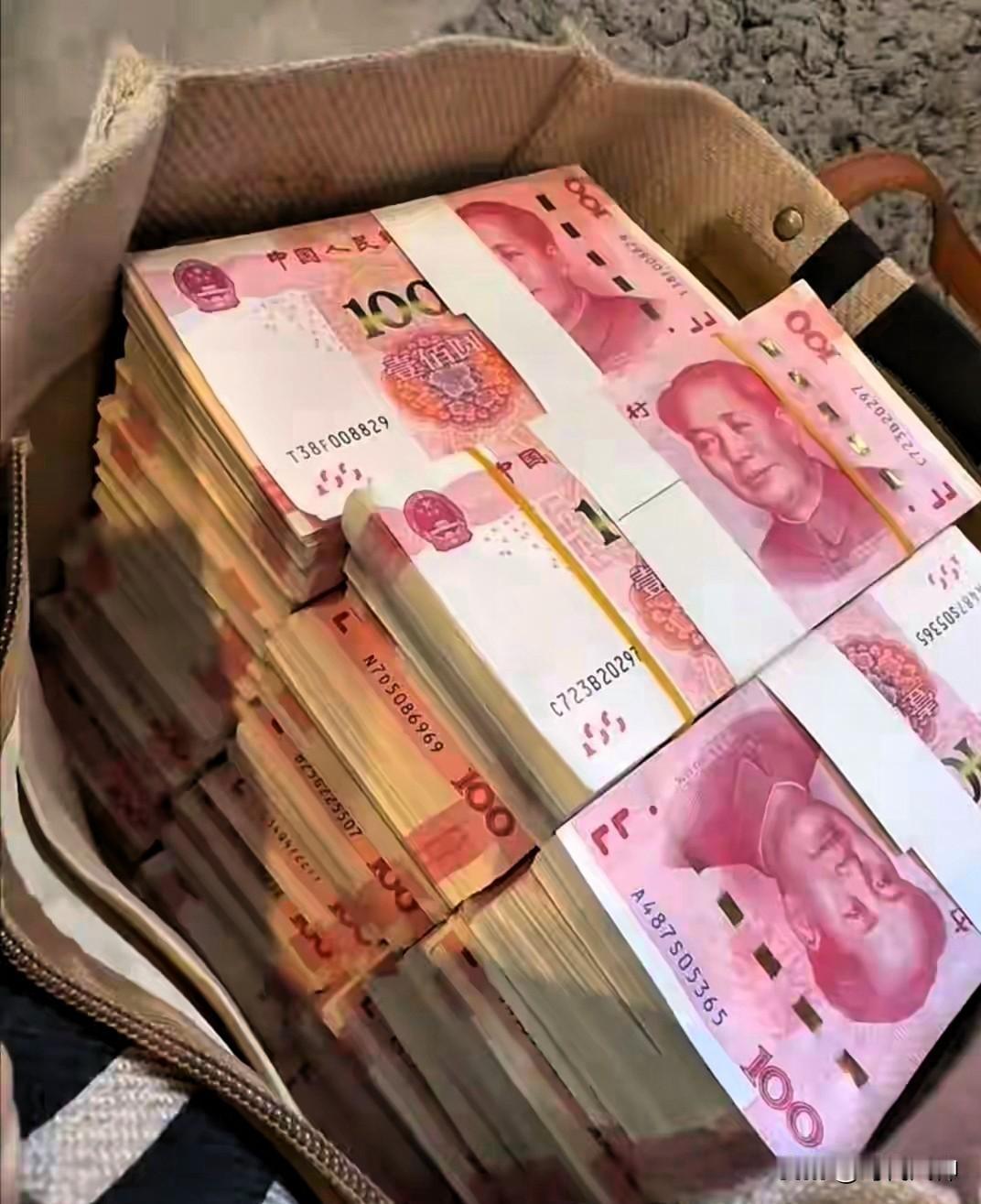 你吃过的每一份苦，熬的每一个夜，都在悄悄为未来铺路。
那些不被看好的日子，那些咬