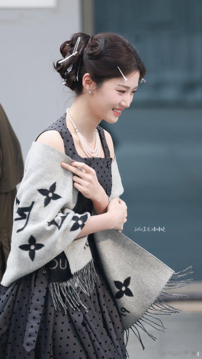 卢昱晓hi6录制上班路透你好星期六 卢昱晓上班路透曝光啦，黑色波点裙搭卷发，沪上