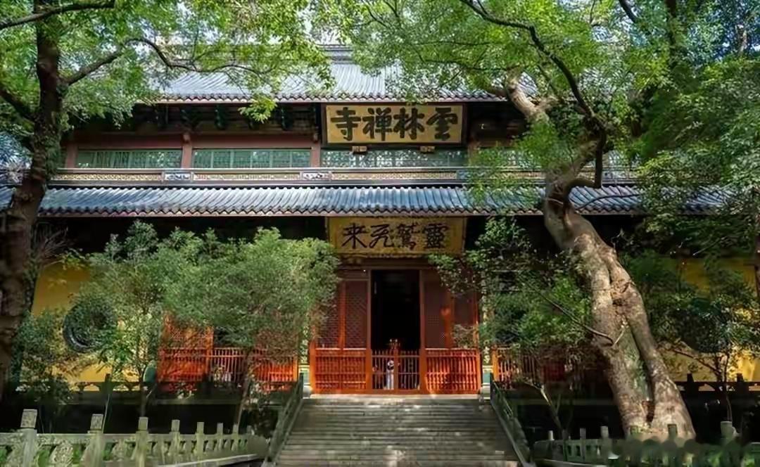 全国各大寺院陷入倒闭潮，并非缺顾客，而是自己把自己搞垮了！有个反常识的画面：一边