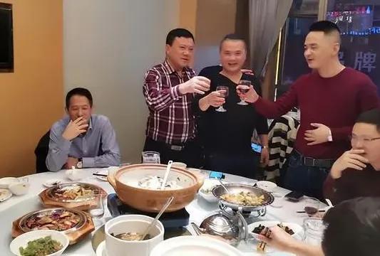 丢人丢大了！前段时间我刚换了份工作，为了拉近跟同事的关系，特地花1000多在餐厅