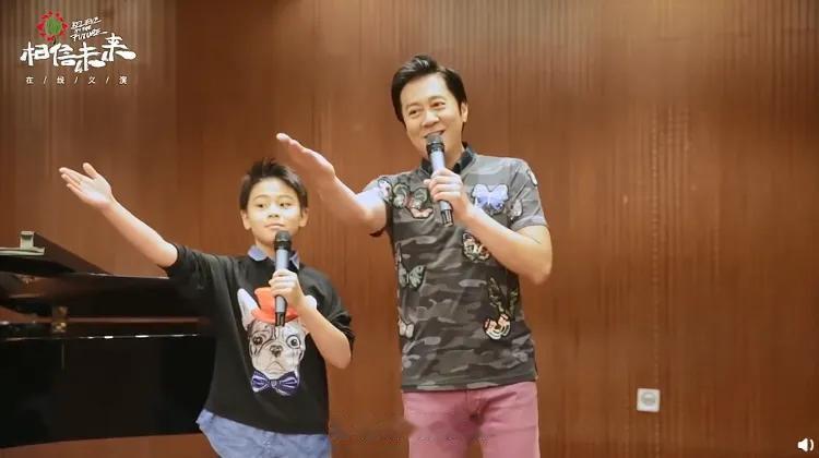 蔡国庆莫非想子承父业？

对于蔡国庆频频携带儿子亮相娱乐平台，民众很是反感，评论