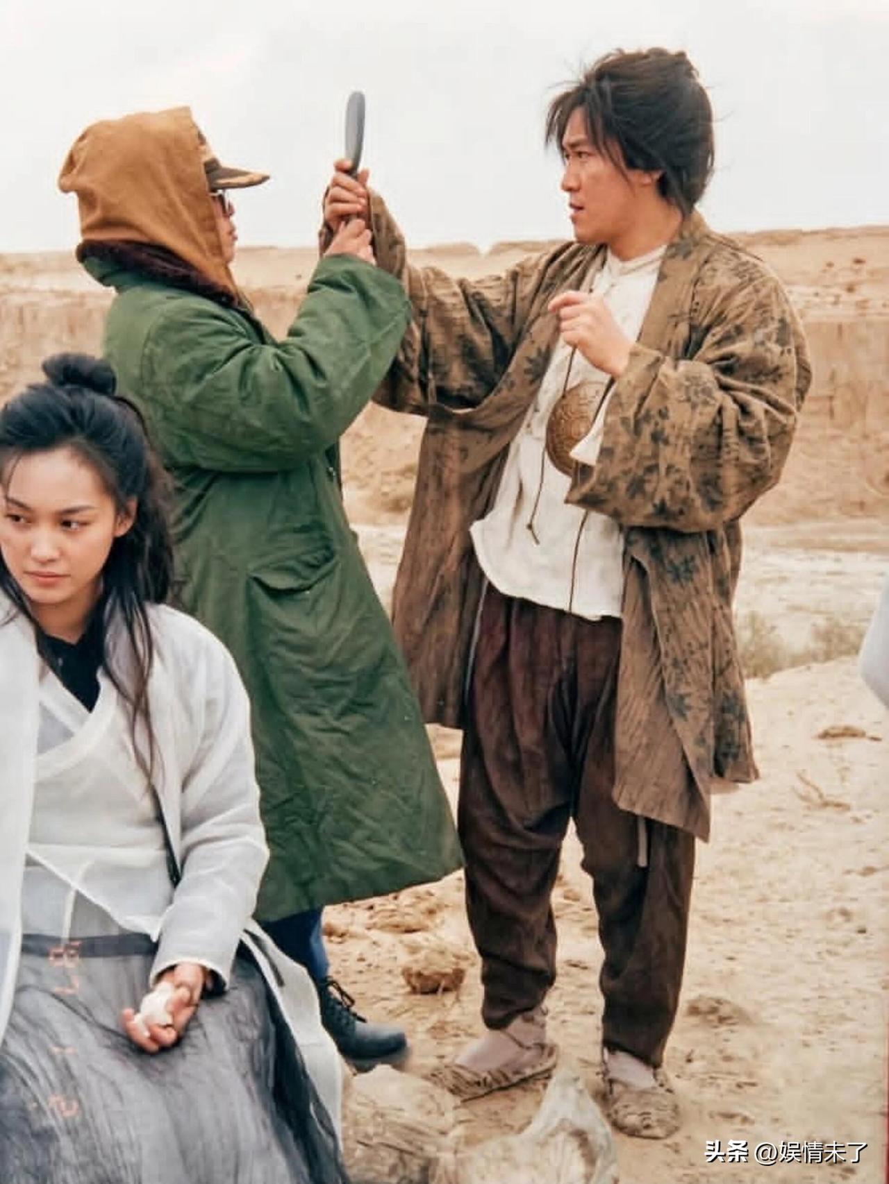 1994年银川戈壁，《大话西游》开启拍摄。1995年影片公映，票房惨淡、影院冷清