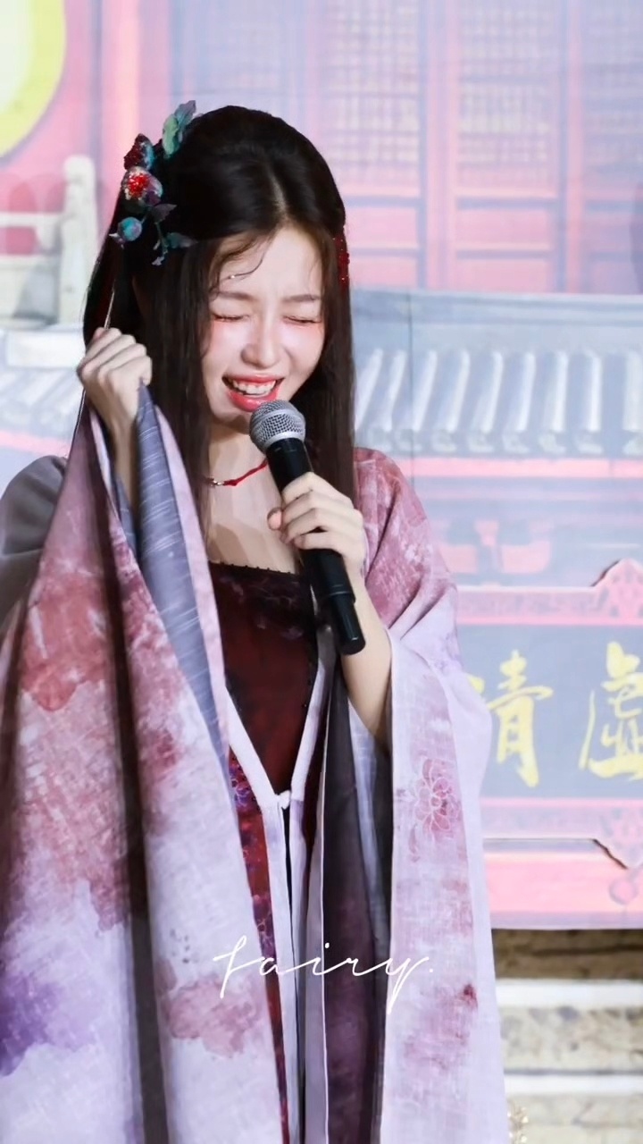 听到小石榴说我爱你的虞书欣： 