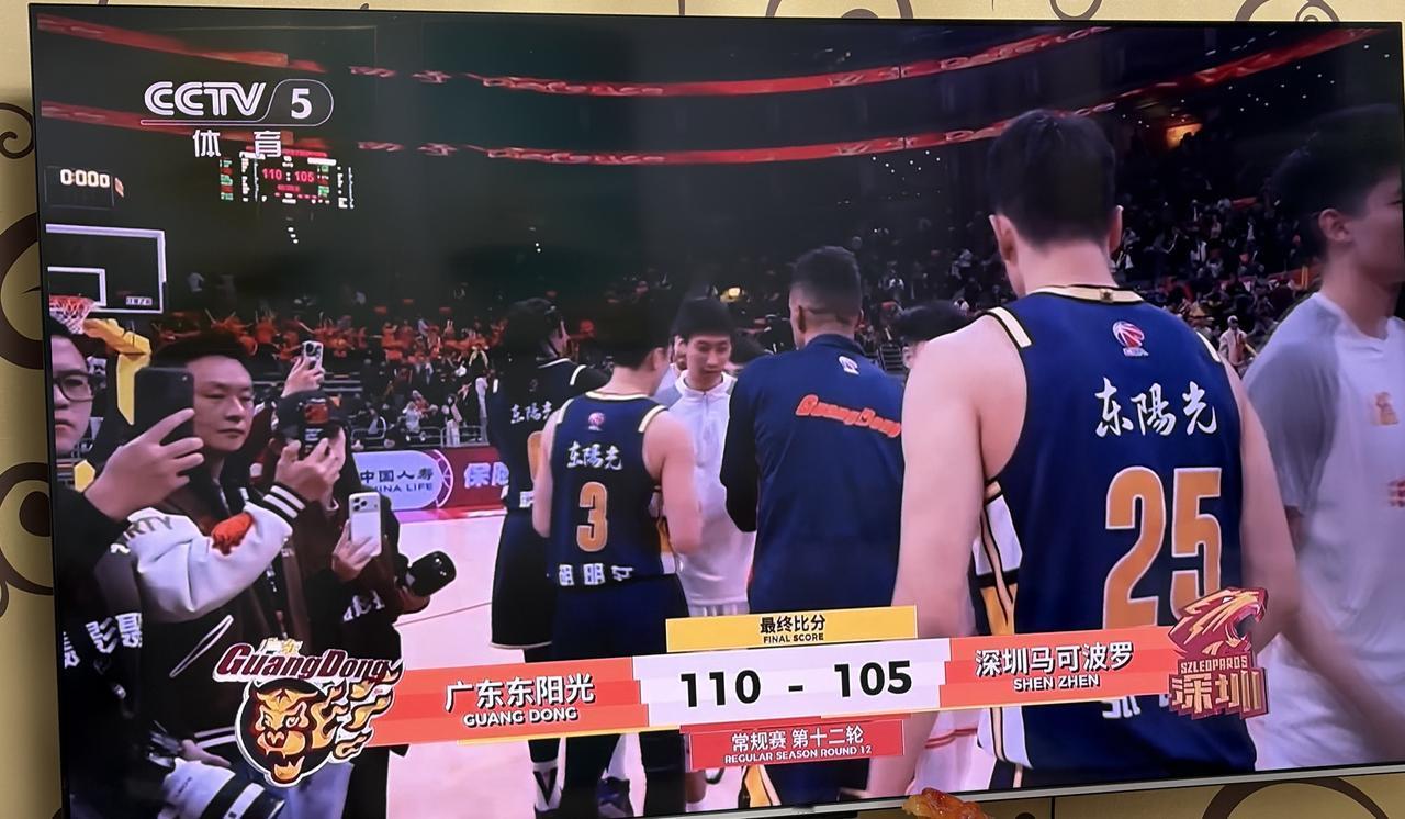 CBA常规赛今天的两场比赛，让人挺意外的！
1、广东男篮主场差点被深圳男篮掀翻。