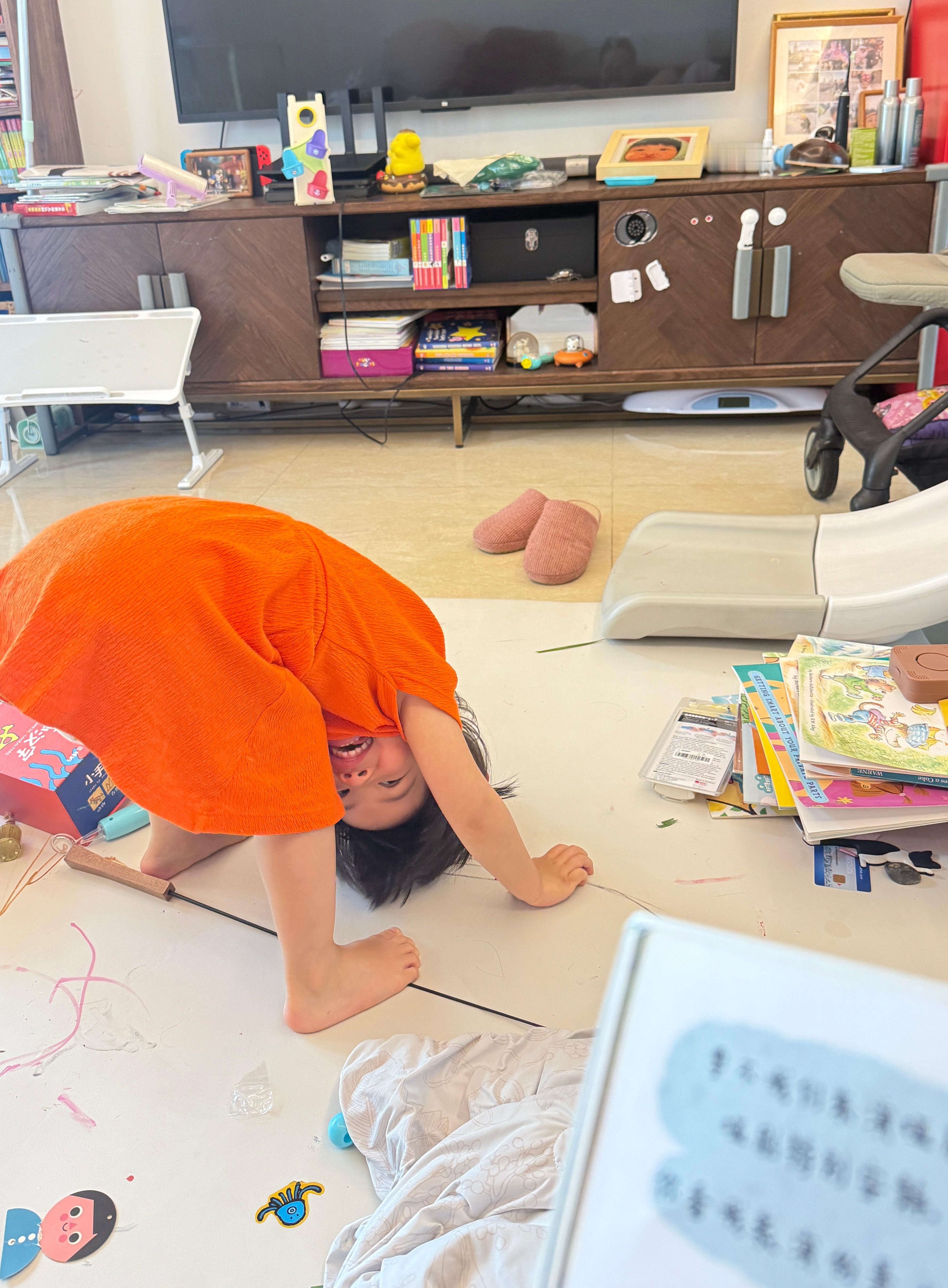 讲了四十分钟绘本有人懂吗四十分钟！我讲都讲腻了，球居然还没听腻（同一套书已经讲了