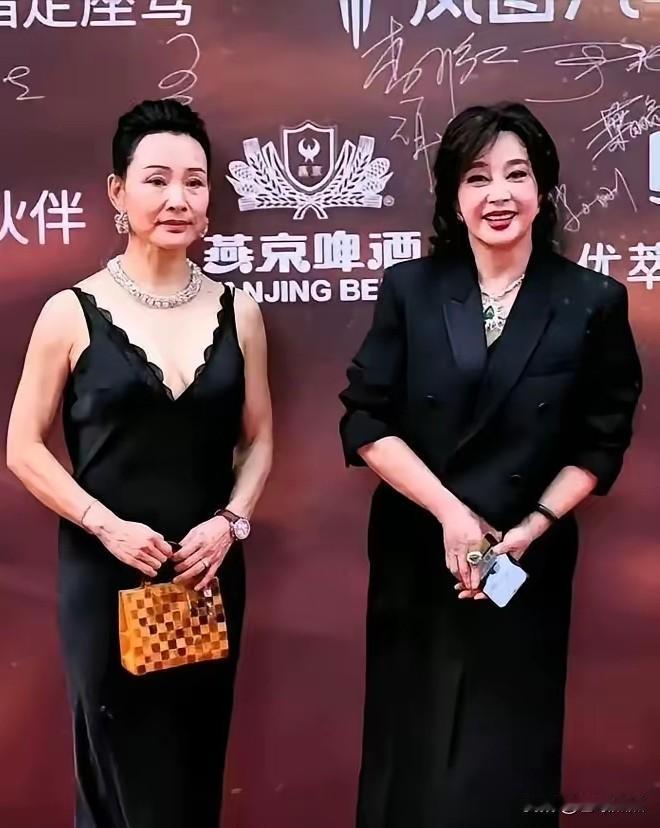 1979年，电影《小花》中“小花”鲜嫩，“何翠姑”青春。
46年后，“小花”老了