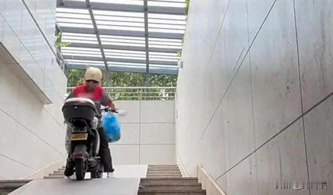 杭州，一女生大学毕业之后，却当起了一名保洁员，弟弟很不解就质问姐姐“干这份工作的