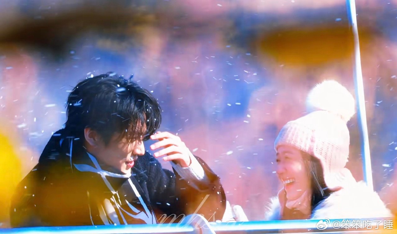 炽夏初雪吻好浪漫炽夏相逢初雪落，这场浪漫吻戏真的太有氛围感 