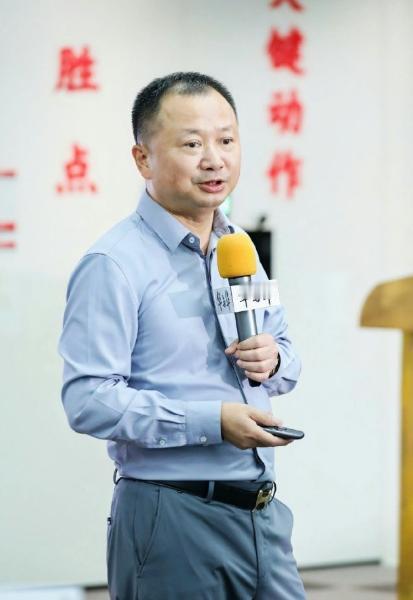笑不活了！
华杉也不喜欢贾老板
老贾真是讨众人嫌


贾国龙这人真好玩，
当初见