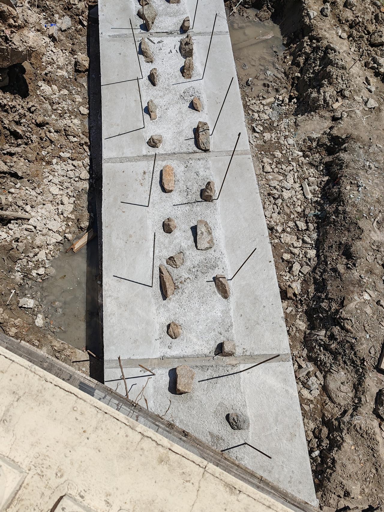 今天闲着没事，去小区门口的河道改造看了一会。发现桥面二侧下浇筑完成的混凝土上，有