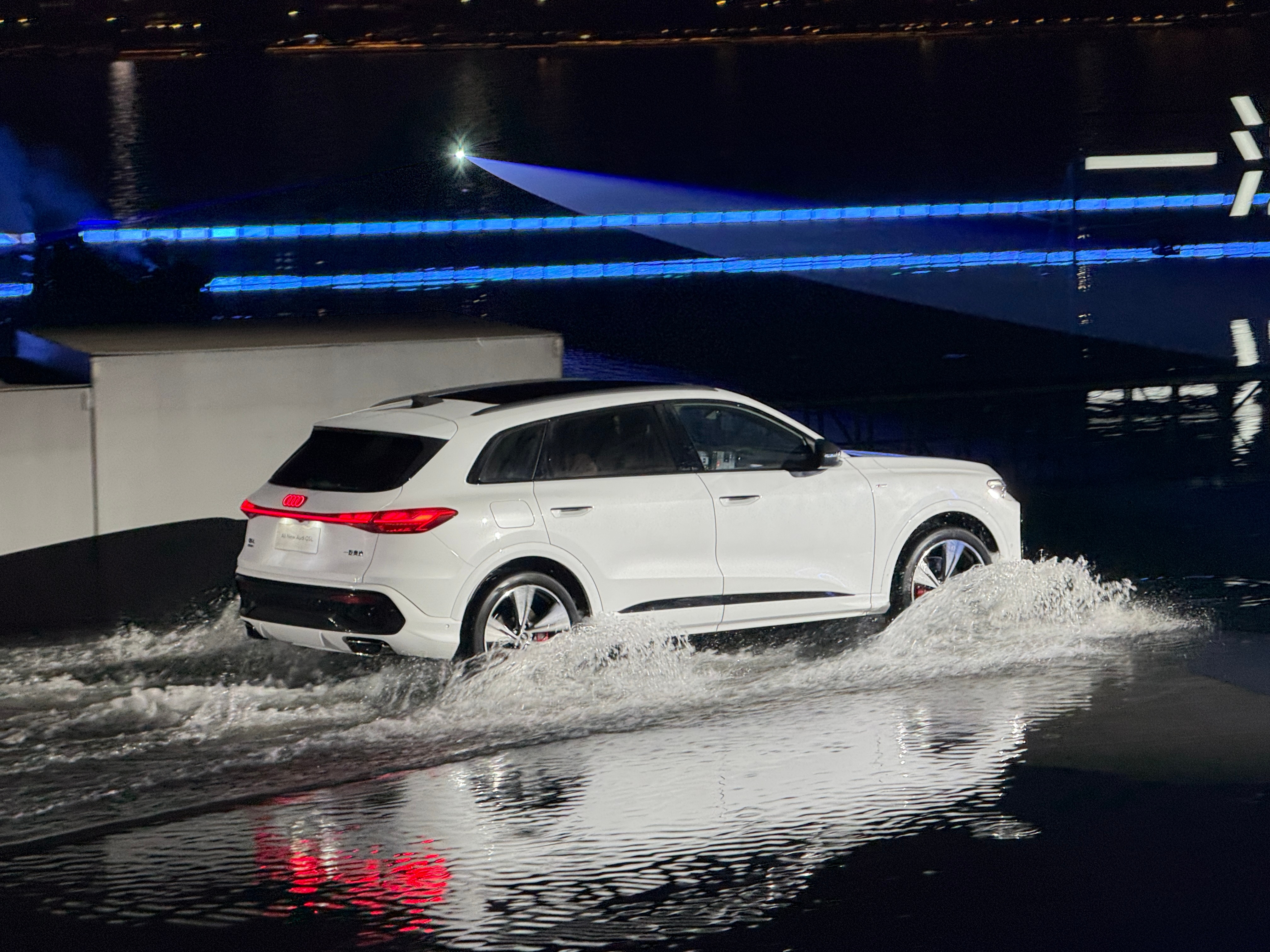 还是奥迪会玩儿，发布会现场1秒钟变成水池，几辆全新奥迪Q5L在水里耍起来了，再1