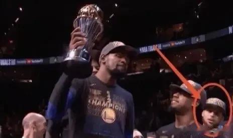 球迷讨论:事实上，库里是NBA历史上最被宽容的球队老大！
作为球队老大，前三冠0