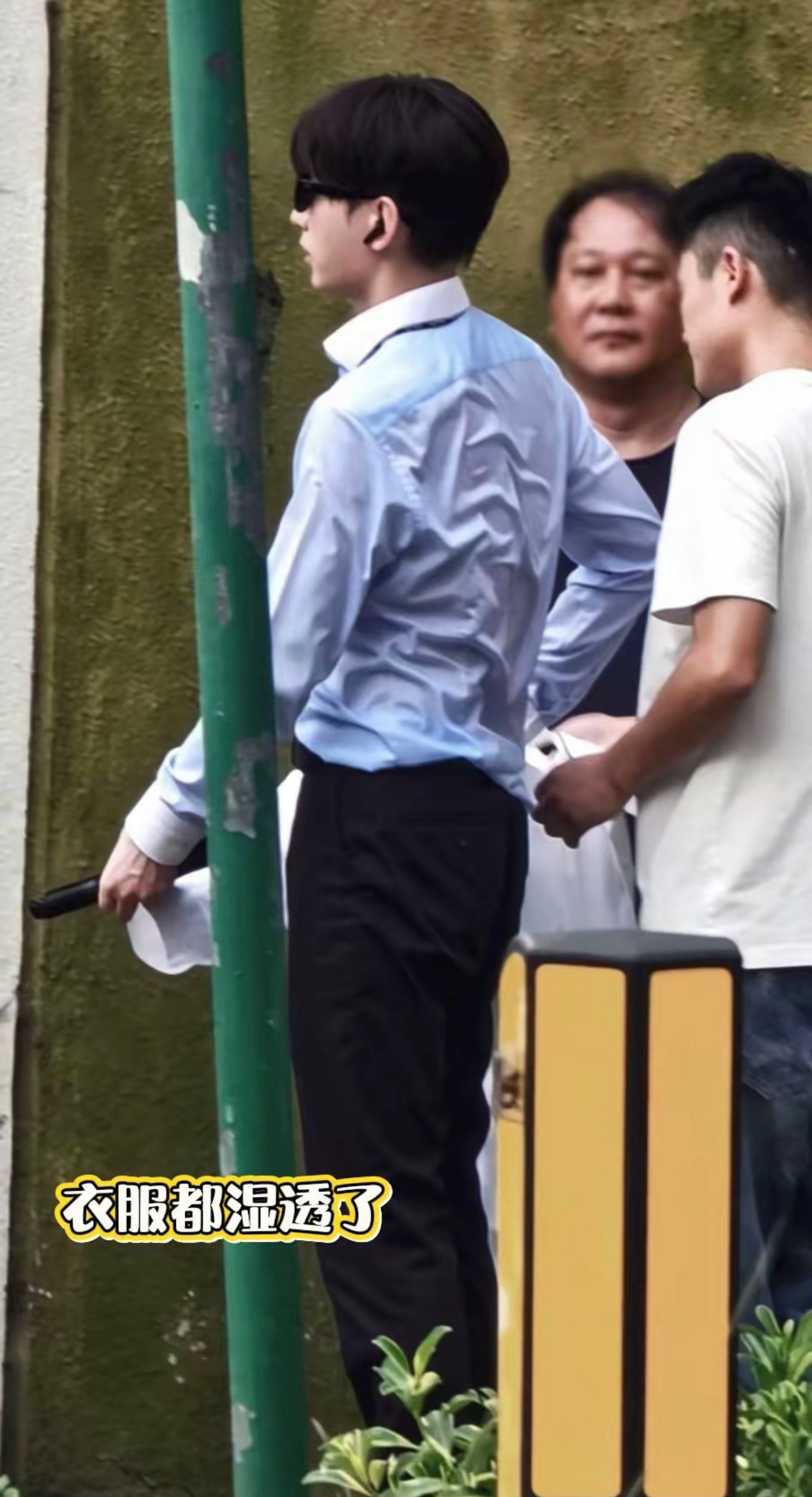 心疼啊，衣服汗湿了，我记得哥哥有个采访说他耐热不怎么出汗的，这得是热成啥样啊[捂