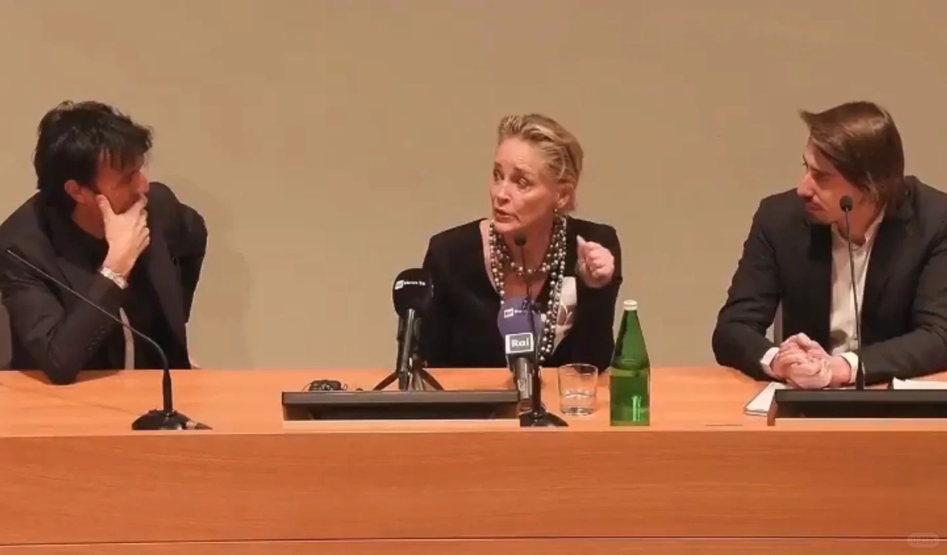 女演员莎朗·斯通表示，川普获胜是因为美国人“不旅行且没教育”。 评：全...