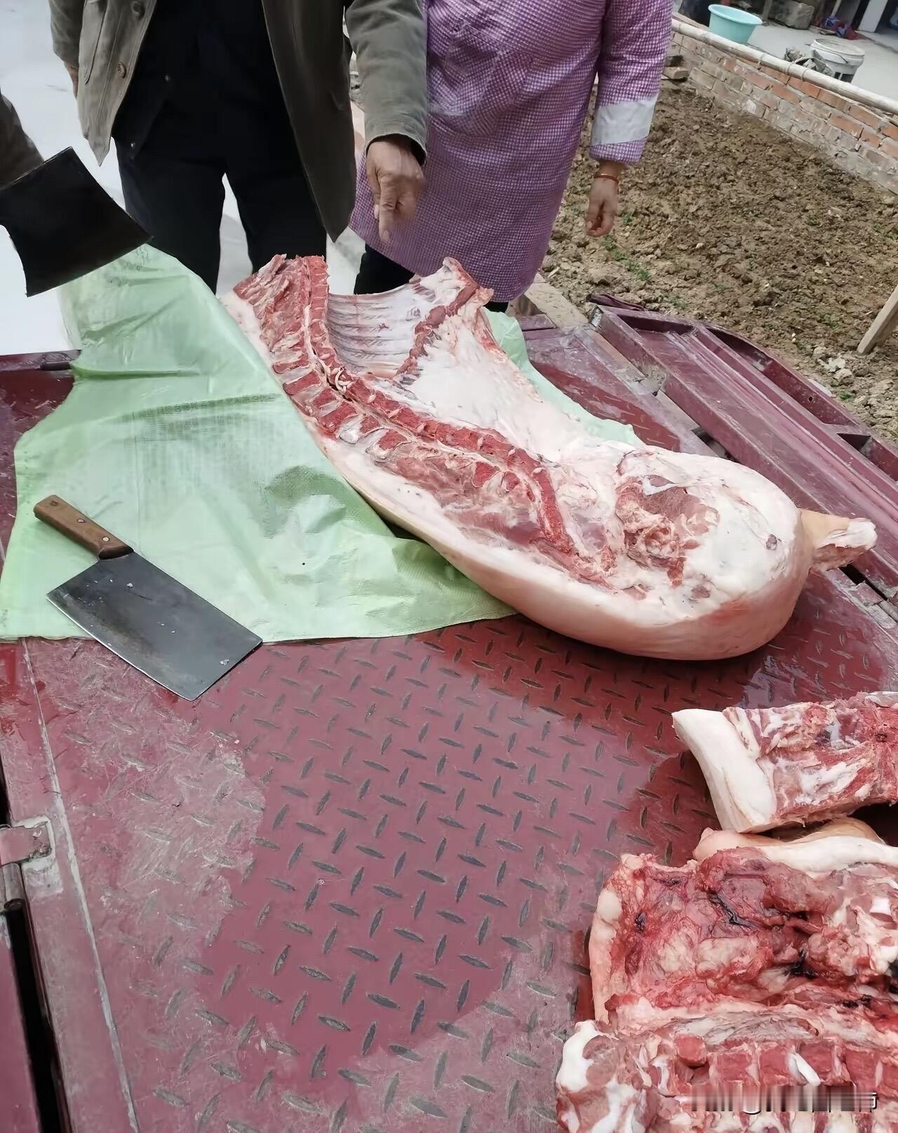 亲戚送了半头猪，是给钱还是欠人情？
三叔家给我送了半头猪，我问三叔给多少钱合适，