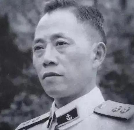 1942年，海匪孙二虎与陶勇洗澡后，突然有人匆忙塞给孙二虎一封信，由于不识字，他
