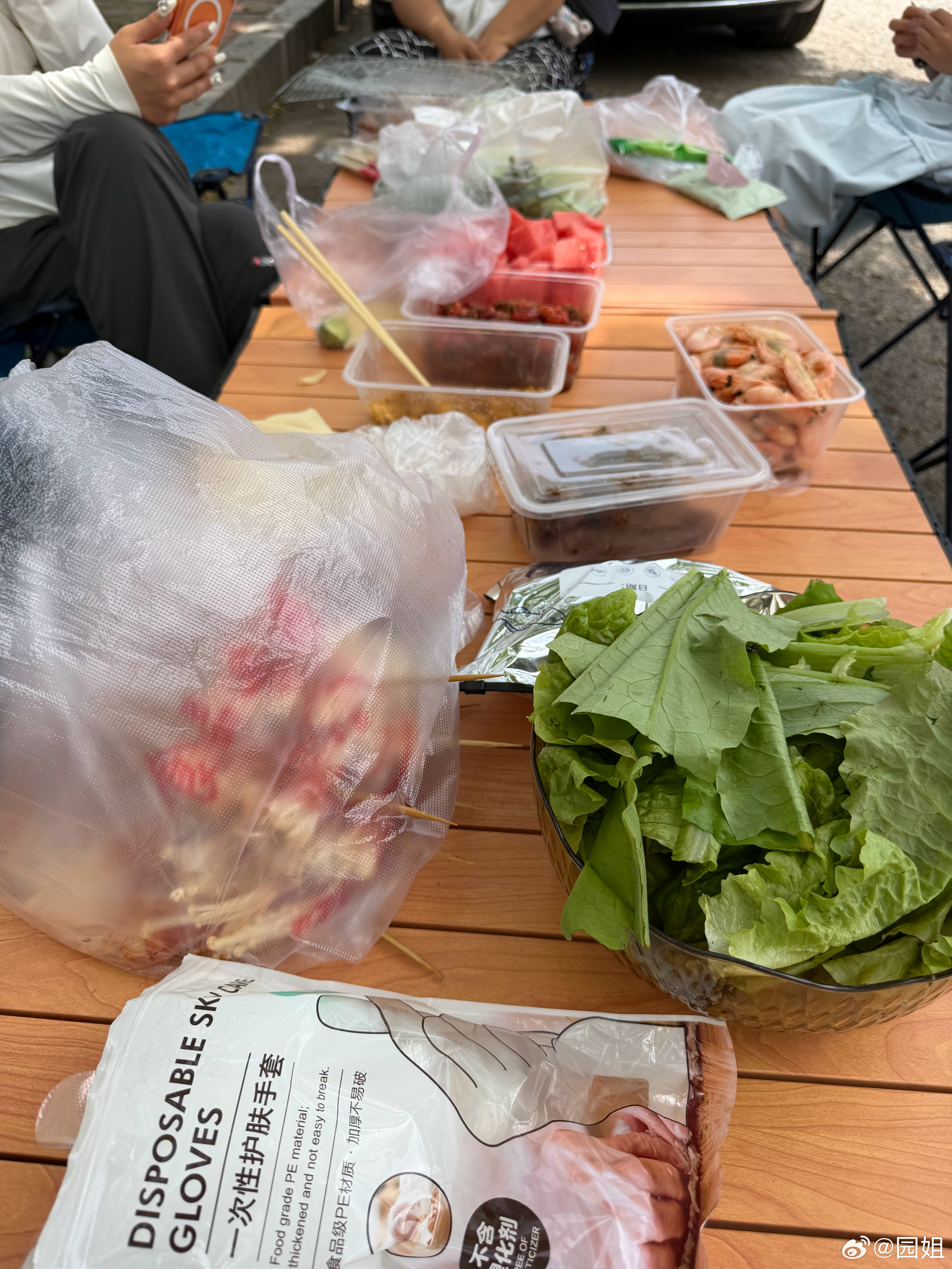 跟小区邻居一起吃顿小烧烤，在小区门口，安逸