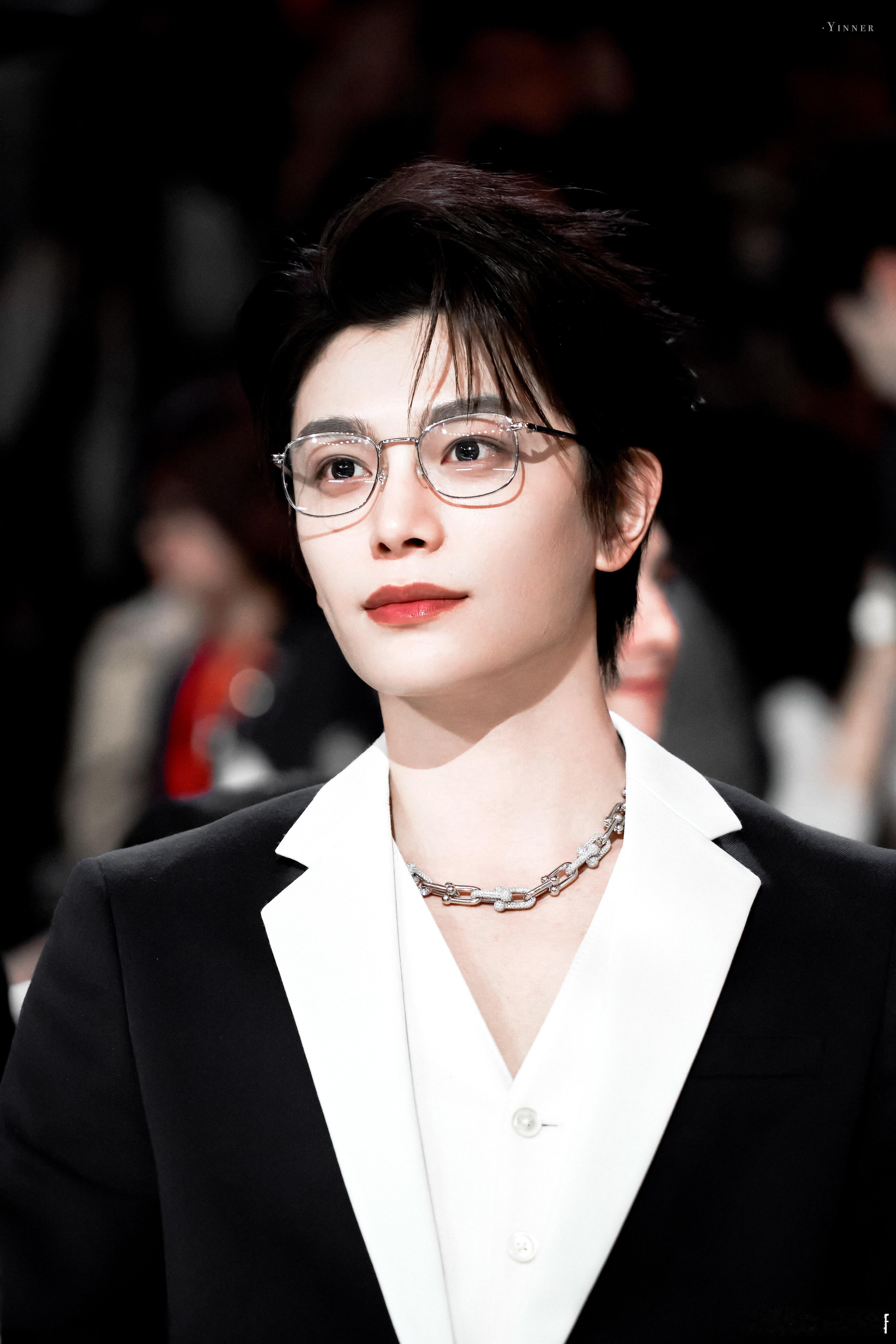 丁禹兮少年音的杀伤力  听他说话的瞬间，脑海里总会浮现书页翻动的画面，丁禹兮的声