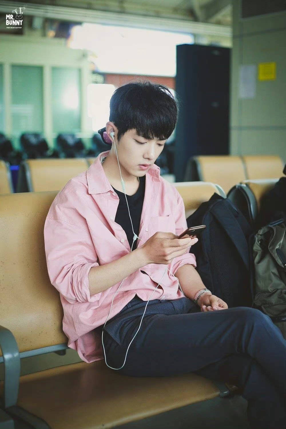 粉色的肖战，可可爱爱！代拍称肖战打败了一众韩星◎肖战