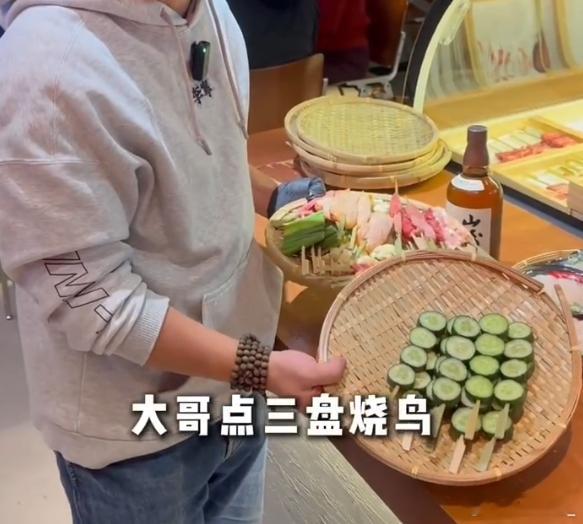 一串破黄瓜5块一根都没有吧真是消费2500，老板含泪赚2000啊。