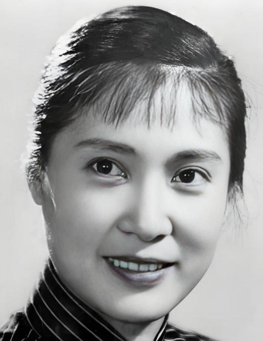 1938年，26岁的陈天国把16岁的秦怡玷污了，之后，秦怡大病了一场，高烧不退，
