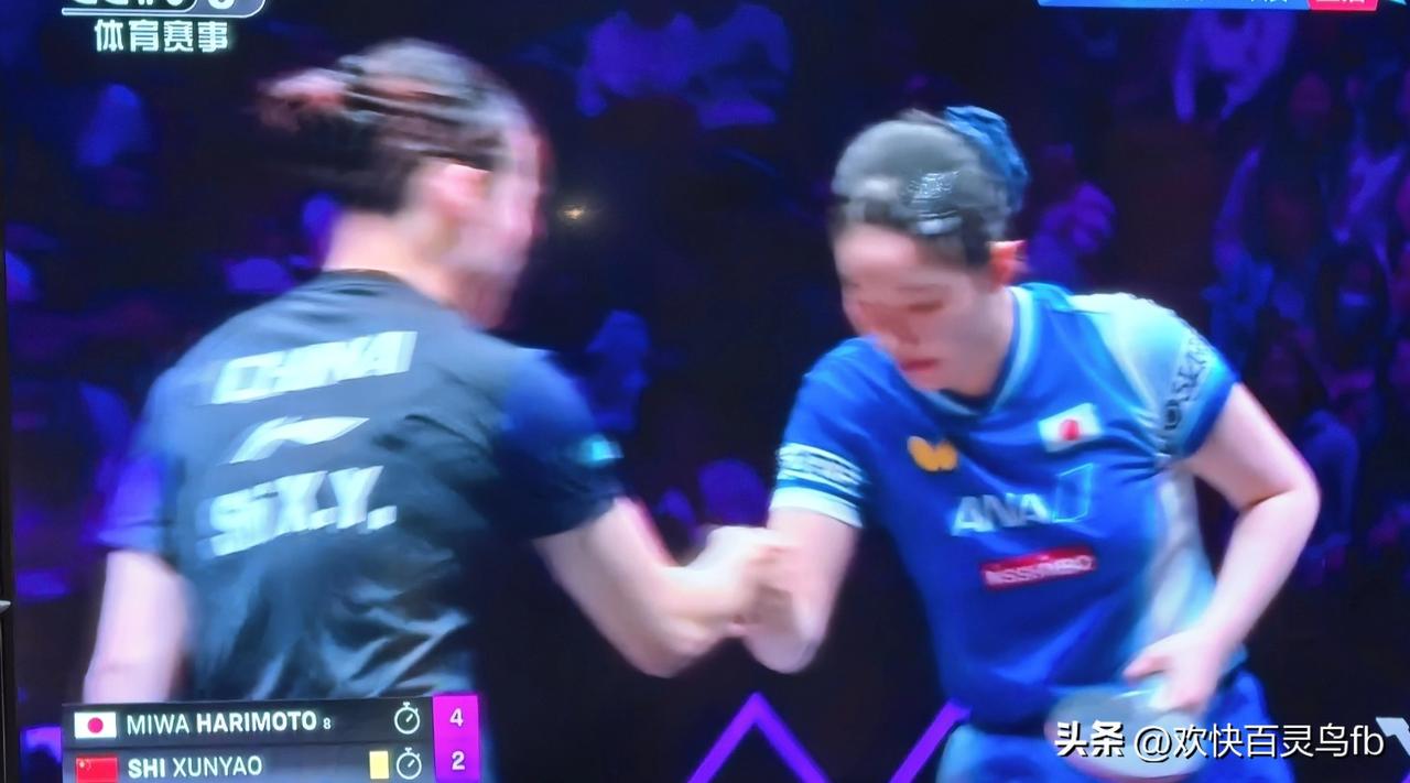 又一关卡失守！爆出三个疑问。
小姑娘压仰着喜悦、礼貌地和石洵瑶握手以后，转过头来