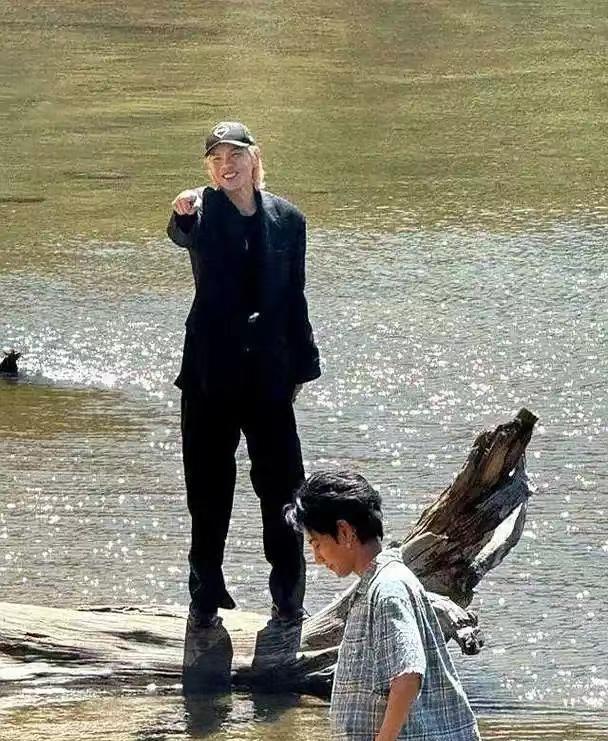 在“名利场”的中心，听见一场真诚的坍塌，和一声来自高原的回应。

看完《寻真之地