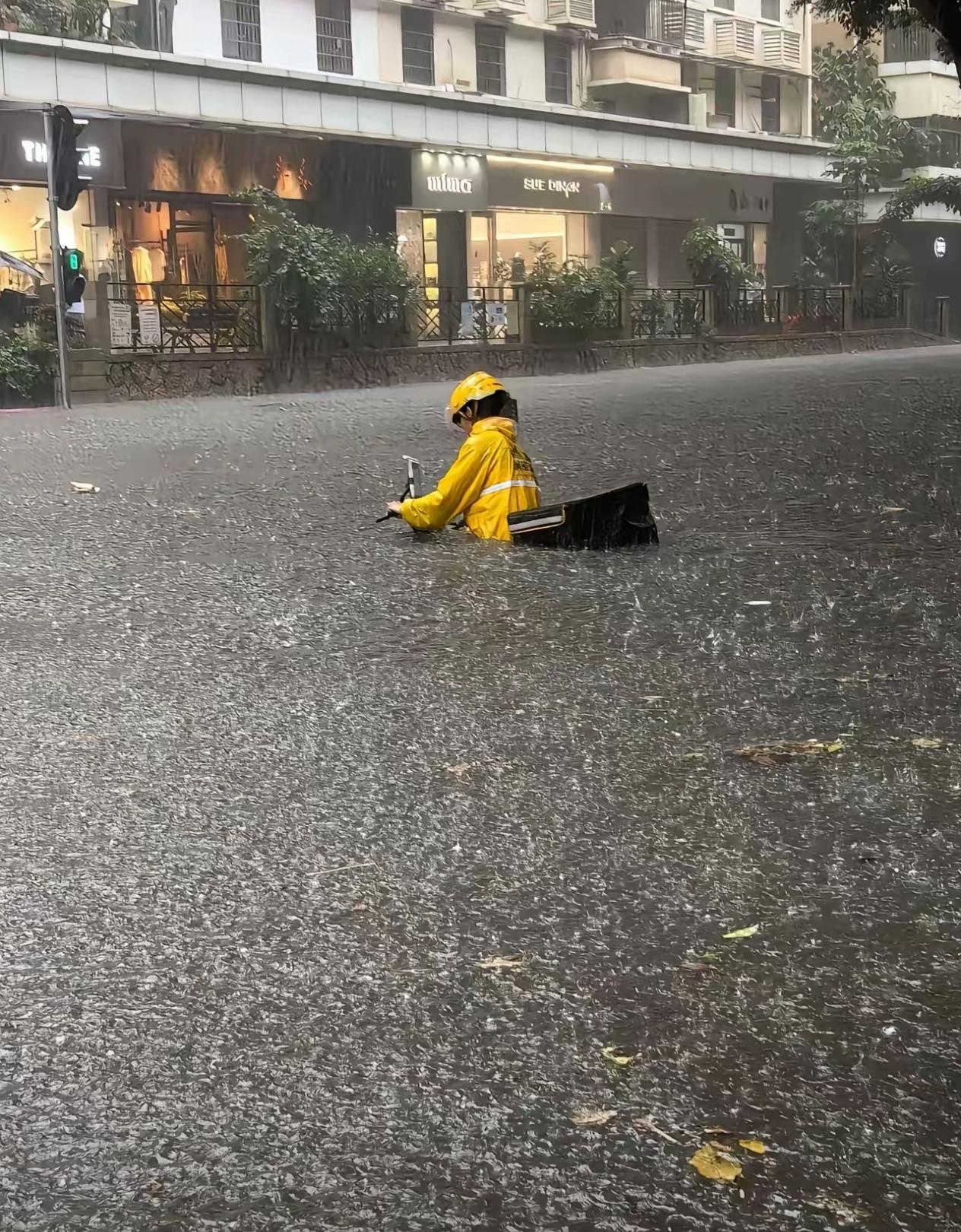 暴风骤雨中的广州外卖小哥，犹如大海里的一叶孤舟，是敬业，也是无奈！谁不想雨天躲雨
