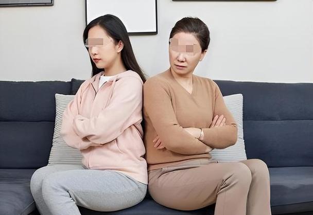 婚后和婆婆住在一起，国庆节母亲来看我，才待2天丈夫就开始不满意，我直接指着婆婆的