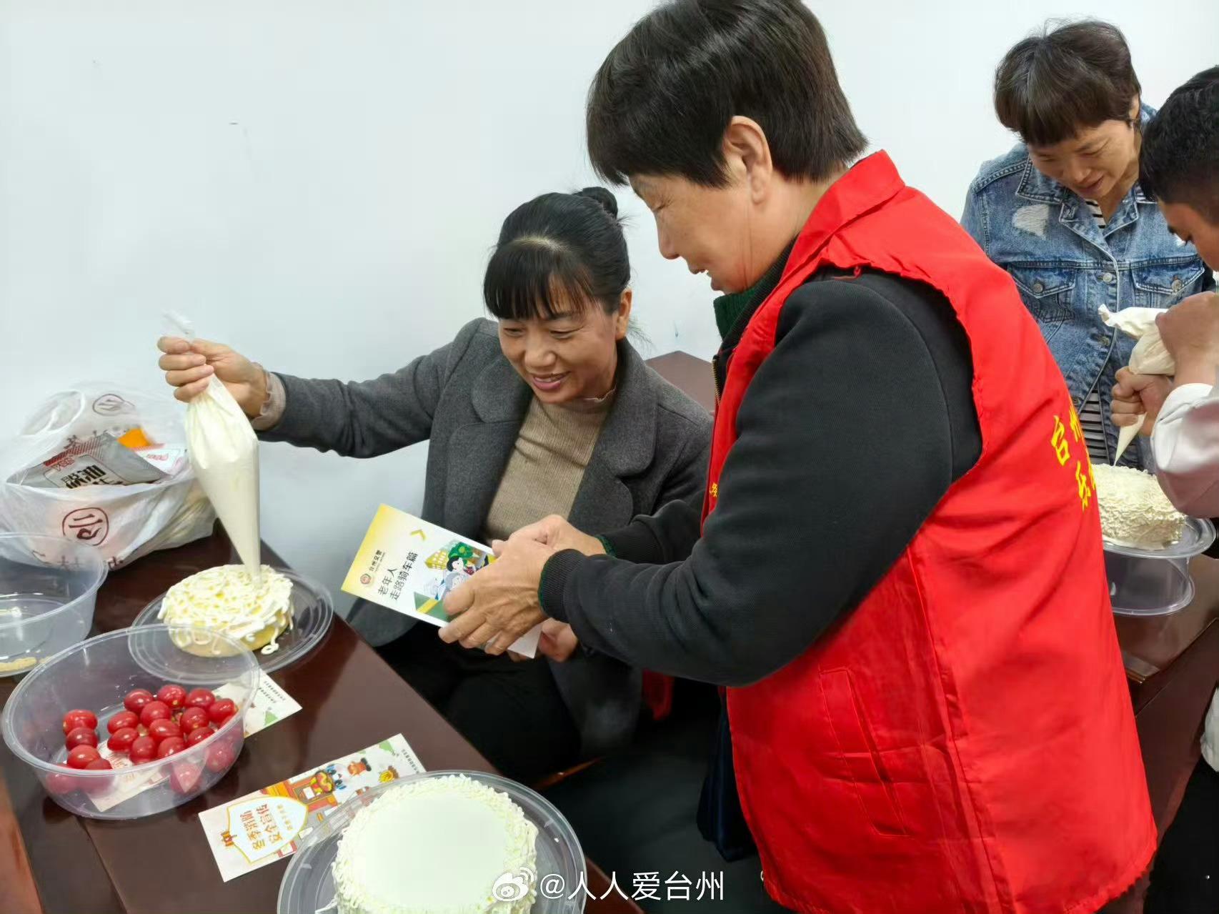 台州这口蛋糕甜了志愿者温暖了时光台州椒江新景社区以DIY蛋糕活动致谢志愿者，烘焙