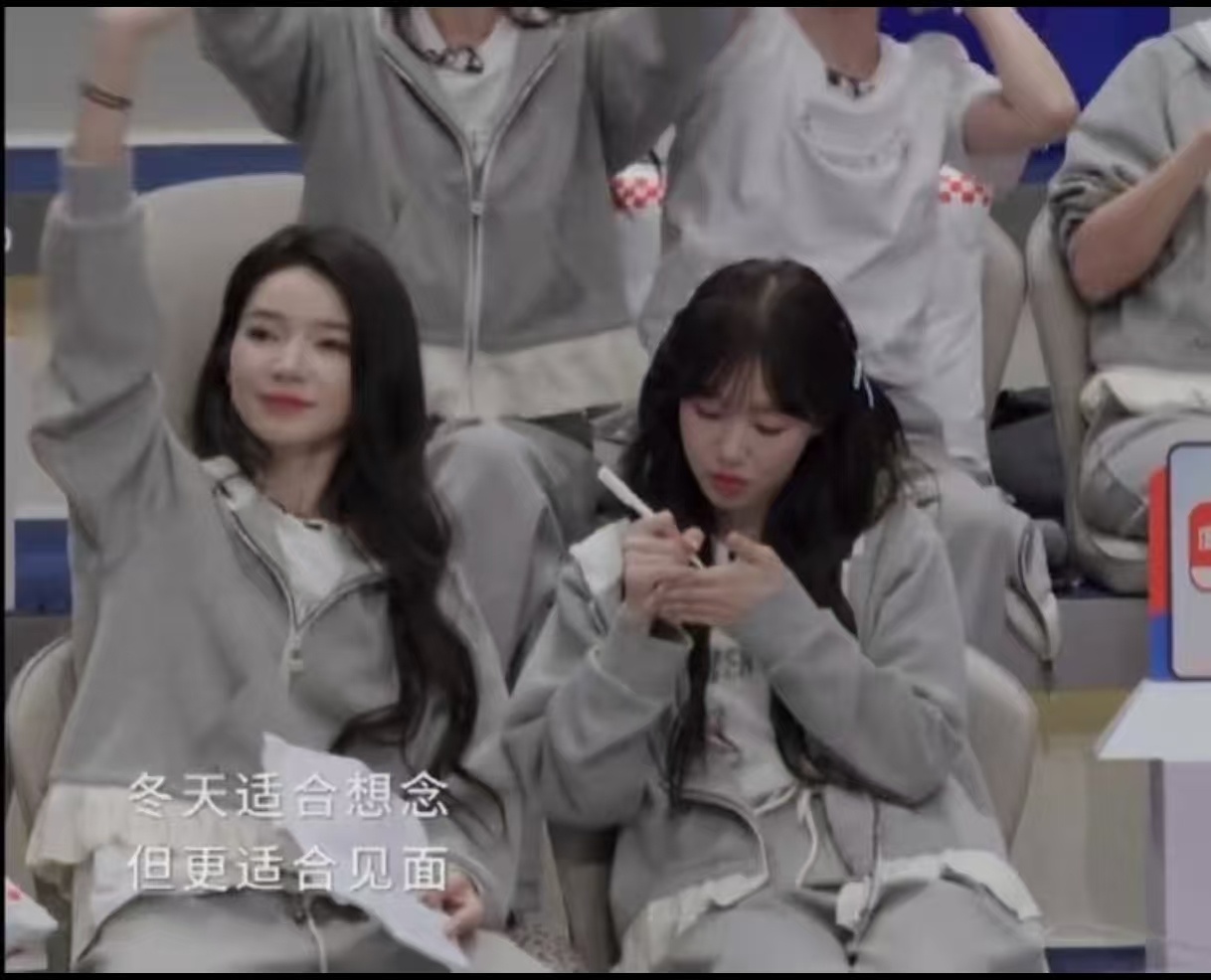 姐姐们花式抄歌词仅仅一天的准备时间就要站上小考场，姐姐们把全部希望寄托在手写歌词