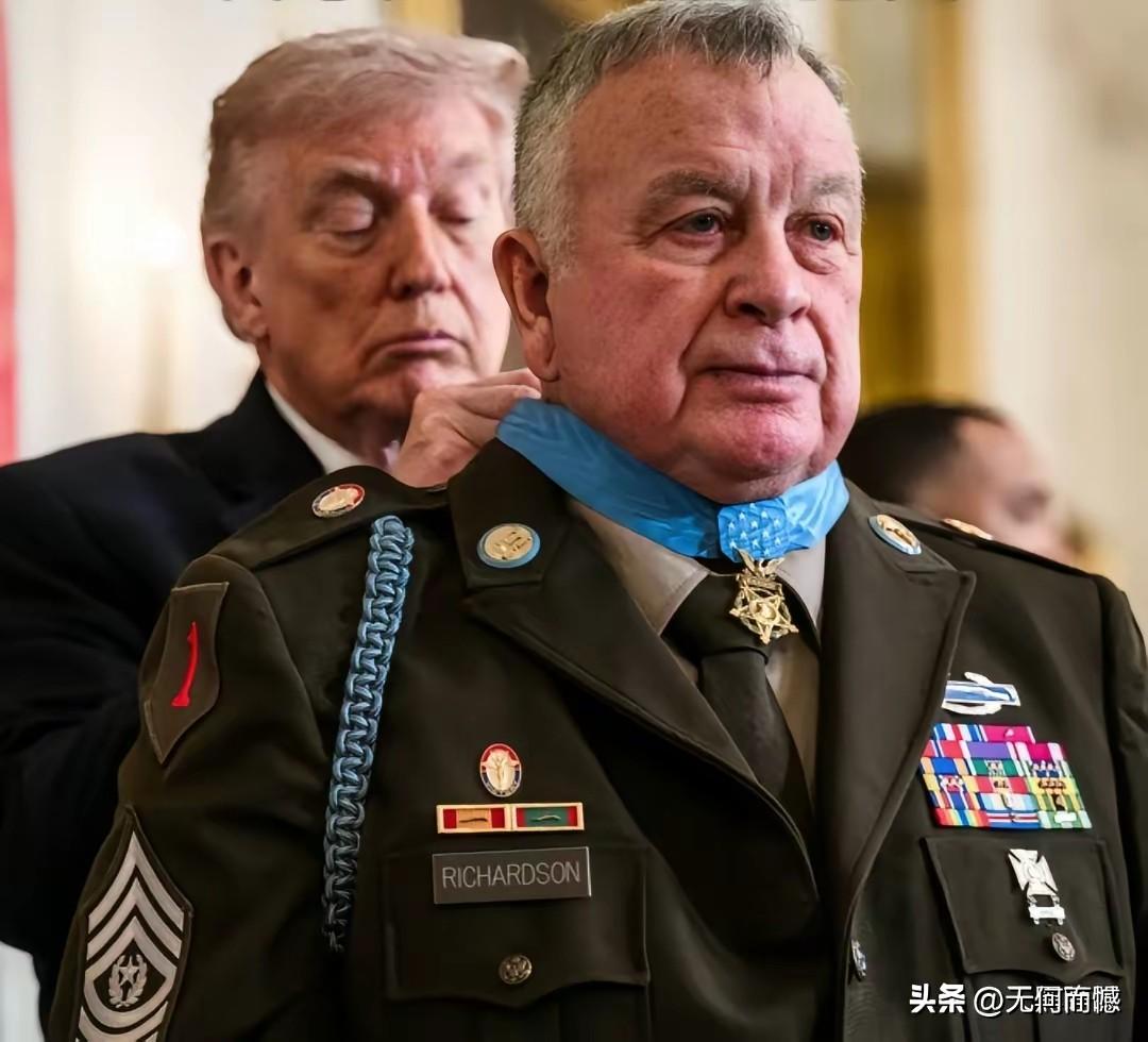 这个勋章的带子也太短了，如果脖子细的人，倒是能够顺利的戴上，可是这个人的脖子非常