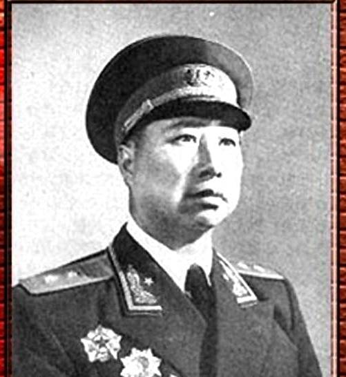 开国中将成钧，1911年生于湖北石首，1955年44岁被授予中将军衔。他的原配妻