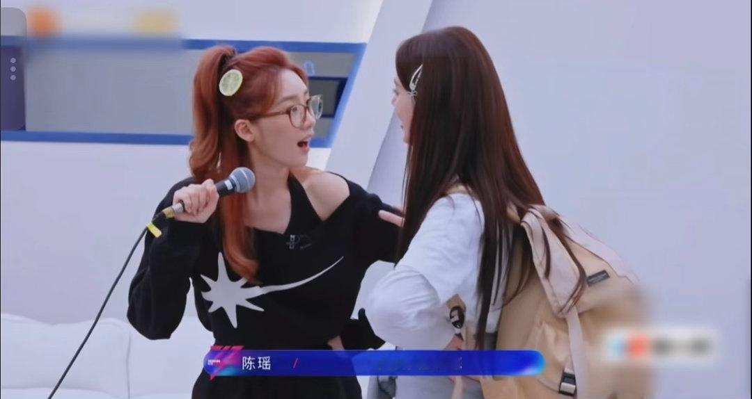 陈瑶这是在浪姐拍偶像剧吗 别人进宿舍是拖箱子喘气，陈瑶进宿舍是自带BGM加慢镜头