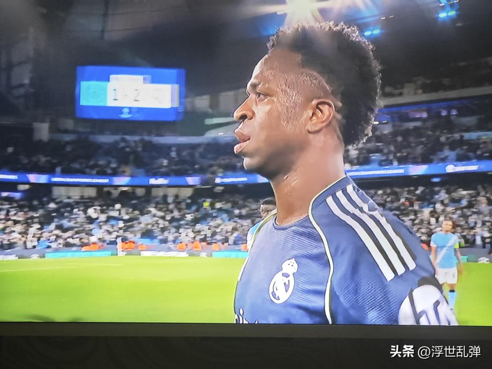 欧冠16强次回合昨晚全部战罢，结果直接炸锅！
卫冕冠军巴黎太能打，8-2血洗切