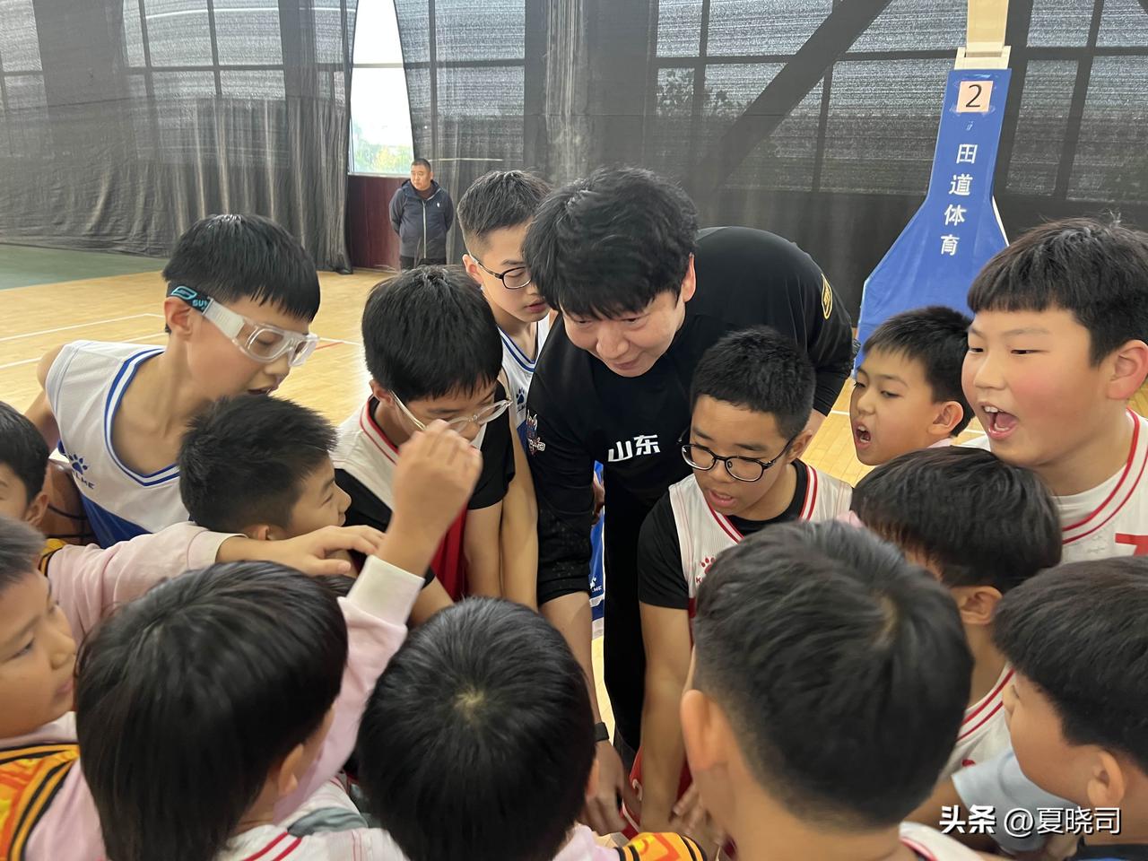 山东高速篮球俱乐部总教练纪民尚，主教练邱彪今天下午来到章丘，和学校喜欢篮球的孩子