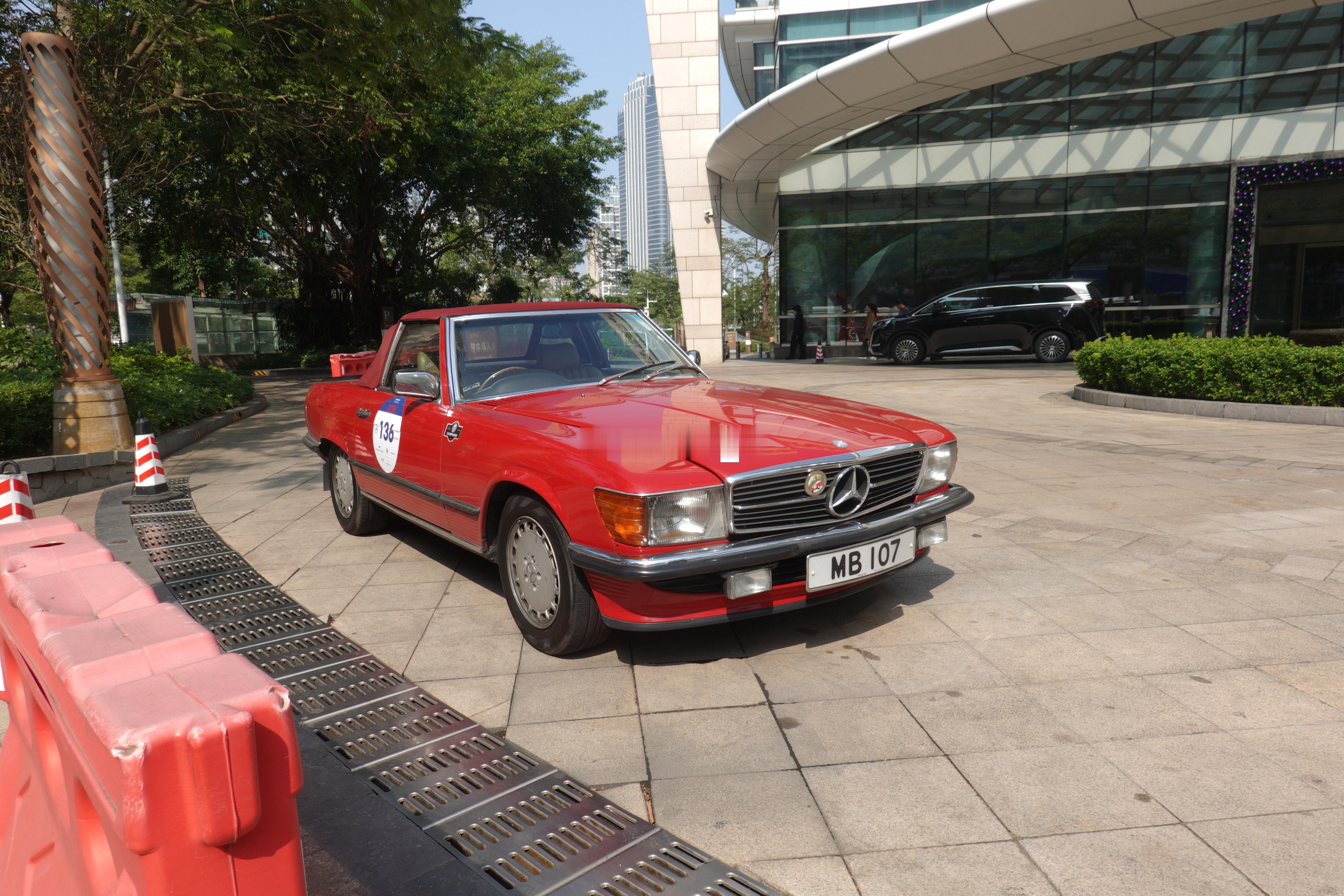  马年元旦，让经典奔驰R107 SL300与骏马精神同框！愿新岁如奔马，驰骋坦途