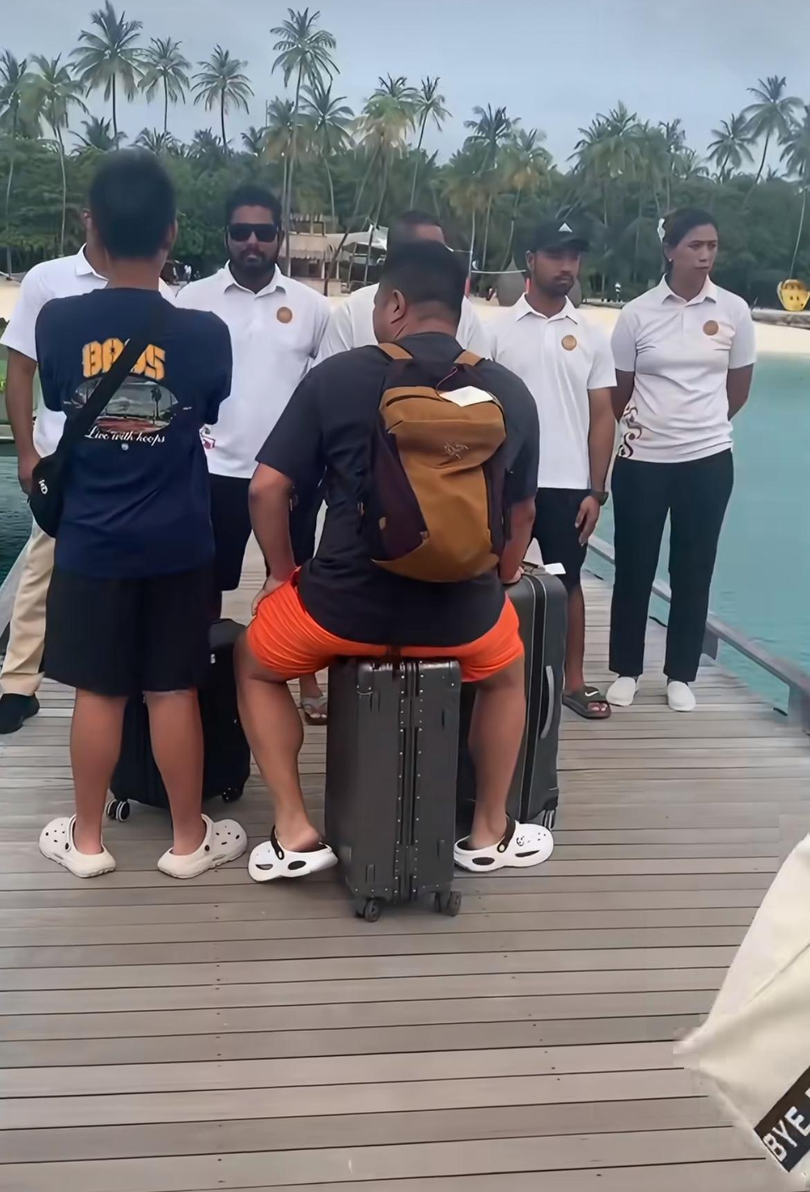 中国游客吐槽在马尔代夫遭遇囚禁，他们被岛上的工作人员拦住不让走

在禧亚世嘉岛，
