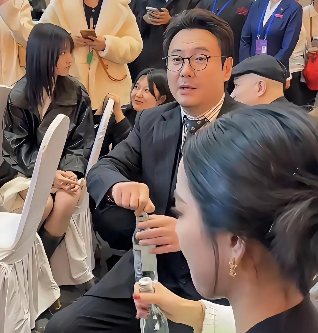 粉丝：腾哥，金鸡奖你说最佳女主角是贾玲，是因为她是你最好的搭档吗？

沈腾：不全