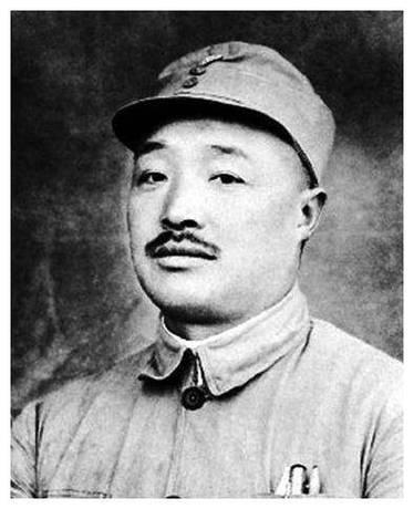 1936年，红军胜利会师后，周总理一脸愁容的问贺龙：以后谁来统一指挥大军呢？贺龙