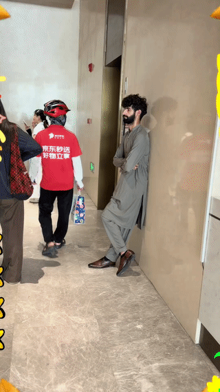 这个老外长得好特别啊？
尤其是他身上穿的衣服看起来真是很有特色。
从他的相貌和穿