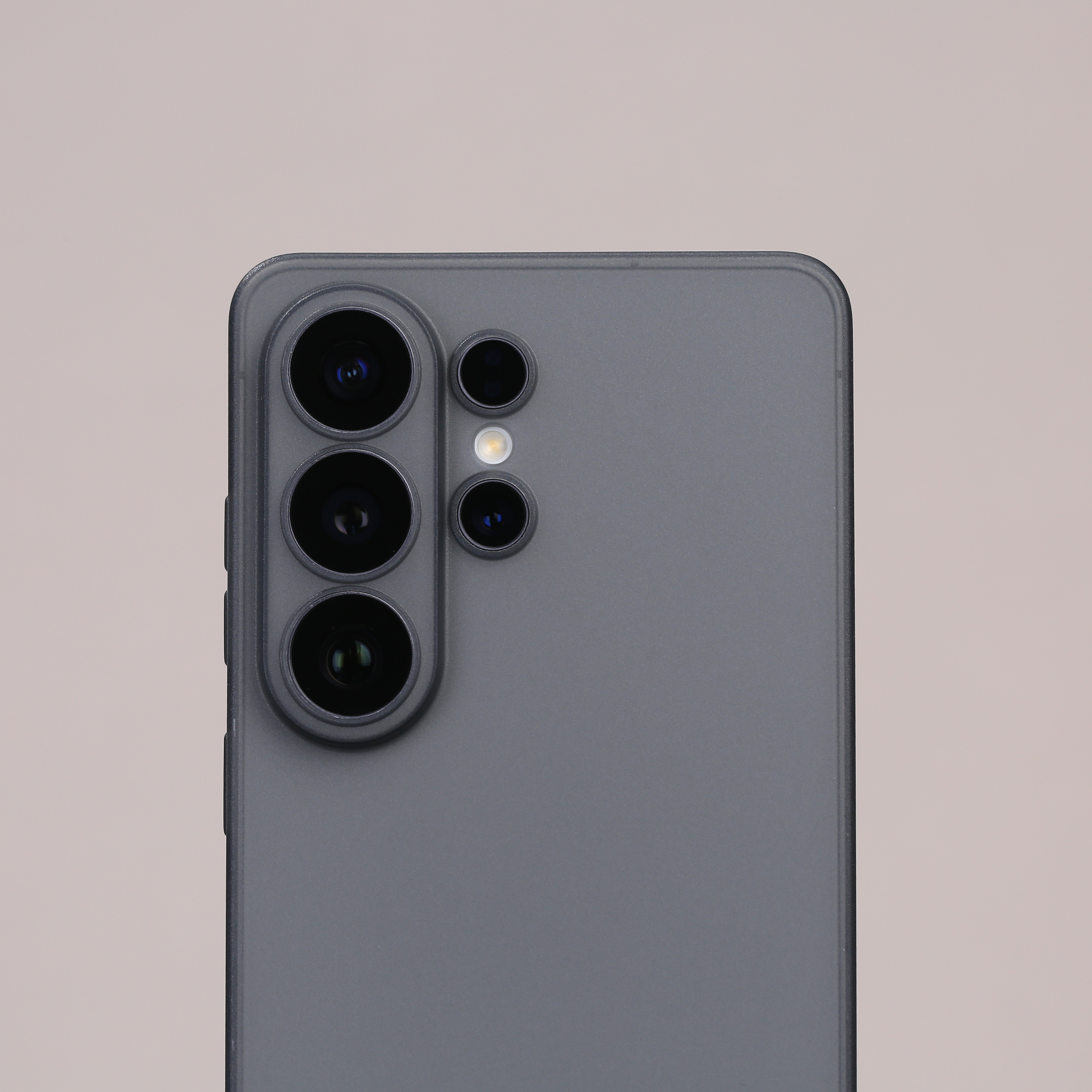 三星 S26 Ultra 超薄磨砂到了，半透、透黑两款配色轻约 13 克，薄约 