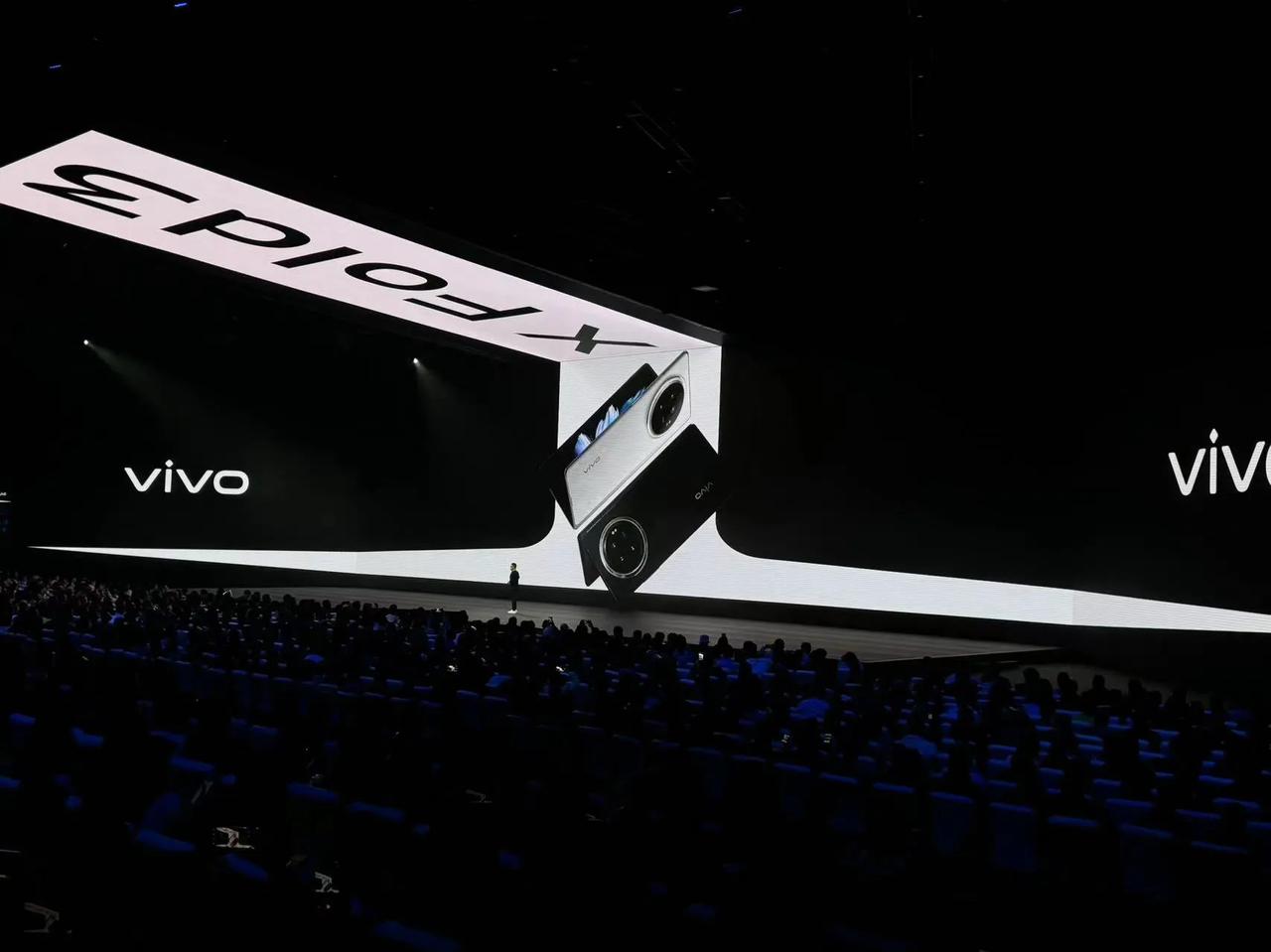 太卷了！跟想的差不多。
vivo X Fold3标准版：骁龙8 Gen2，X10