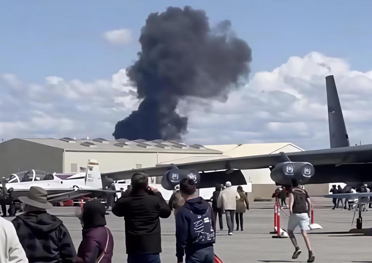 航展观众还没反应过来，两架美军战机已经撞成一团火球。

EA-18G咆哮者，美军