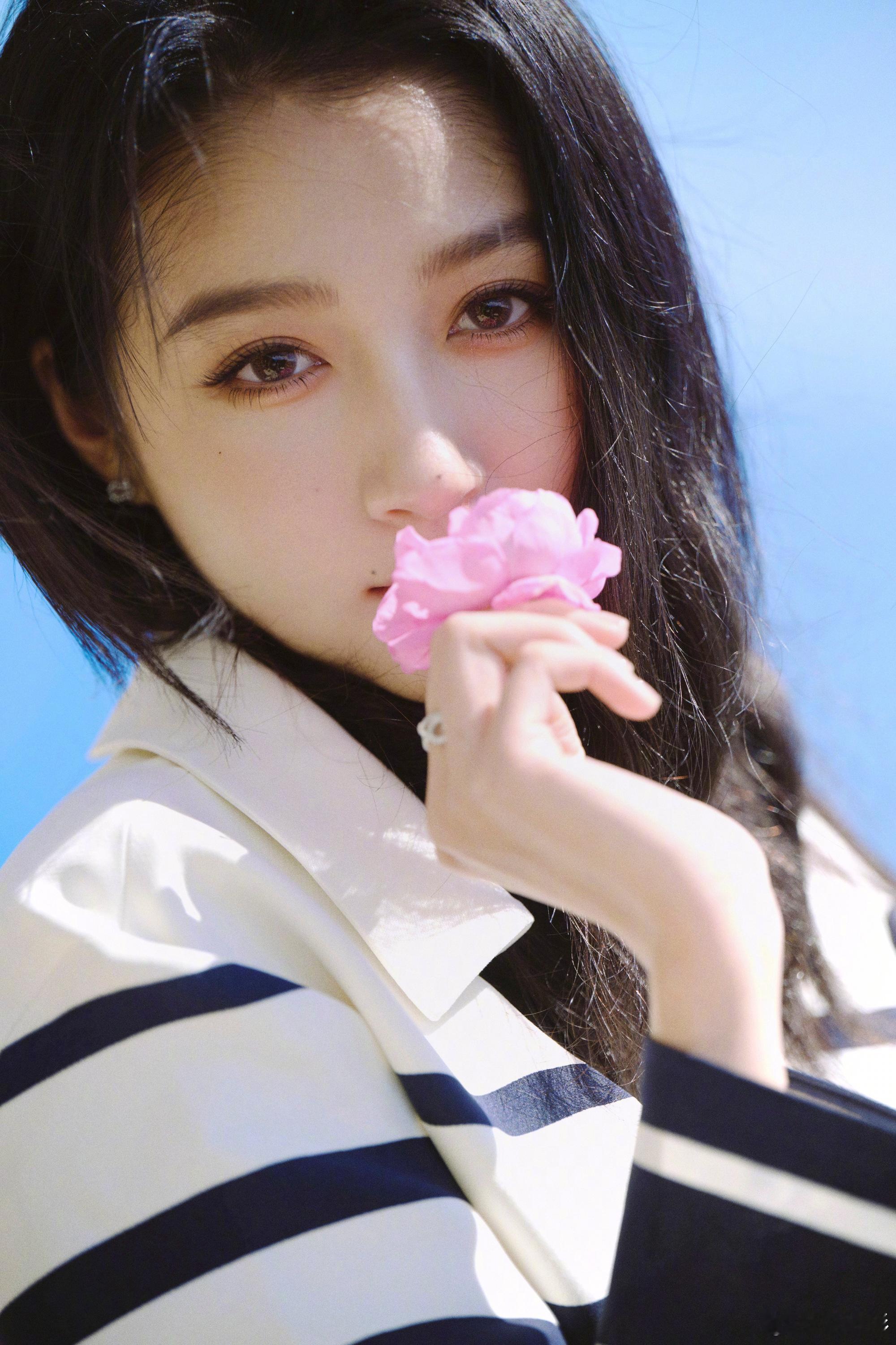 站关晓彤旁边才发现魏晨这么高关晓彤美炸了