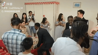 一名长相漂亮的中国女子竟然嫁给了一位非洲黑人为妻？
婚礼现场看起来真是热闹非凡！