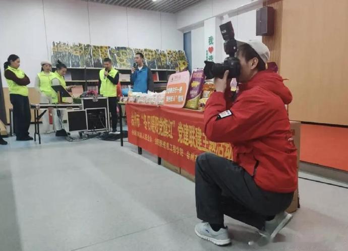 台州摄影师的镜头一直追着爱心跑摄影师常年奔走城乡街巷，用镜头记录助农、救援、敬老
