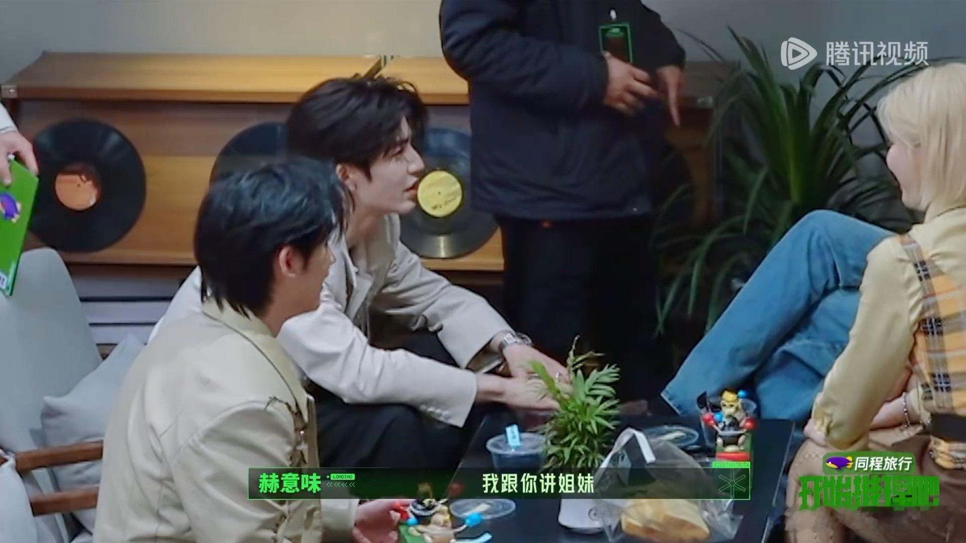 张凌赫很喜欢叫姐妹张凌赫对孙千叫姐妹 发现张凌赫很爱用“姐妹”称呼女生，这比“兄