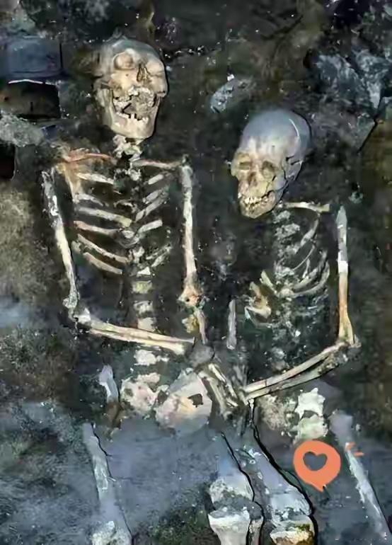 深埋地下54年的悲壮！抗联夫妻戴镣活埋，死前以身护妻、永不分离 