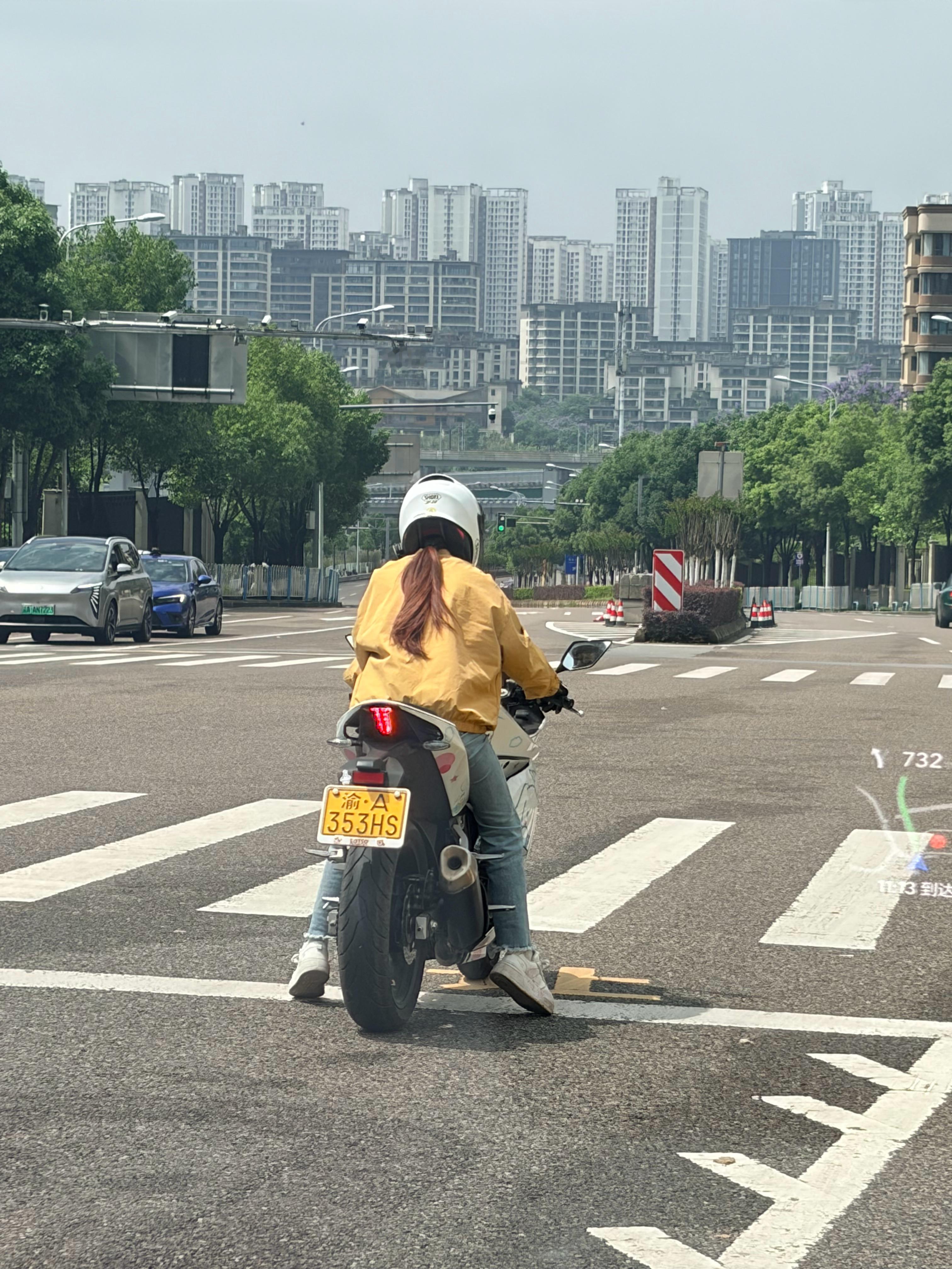 骑摩托车的妹子，真帅啊。 